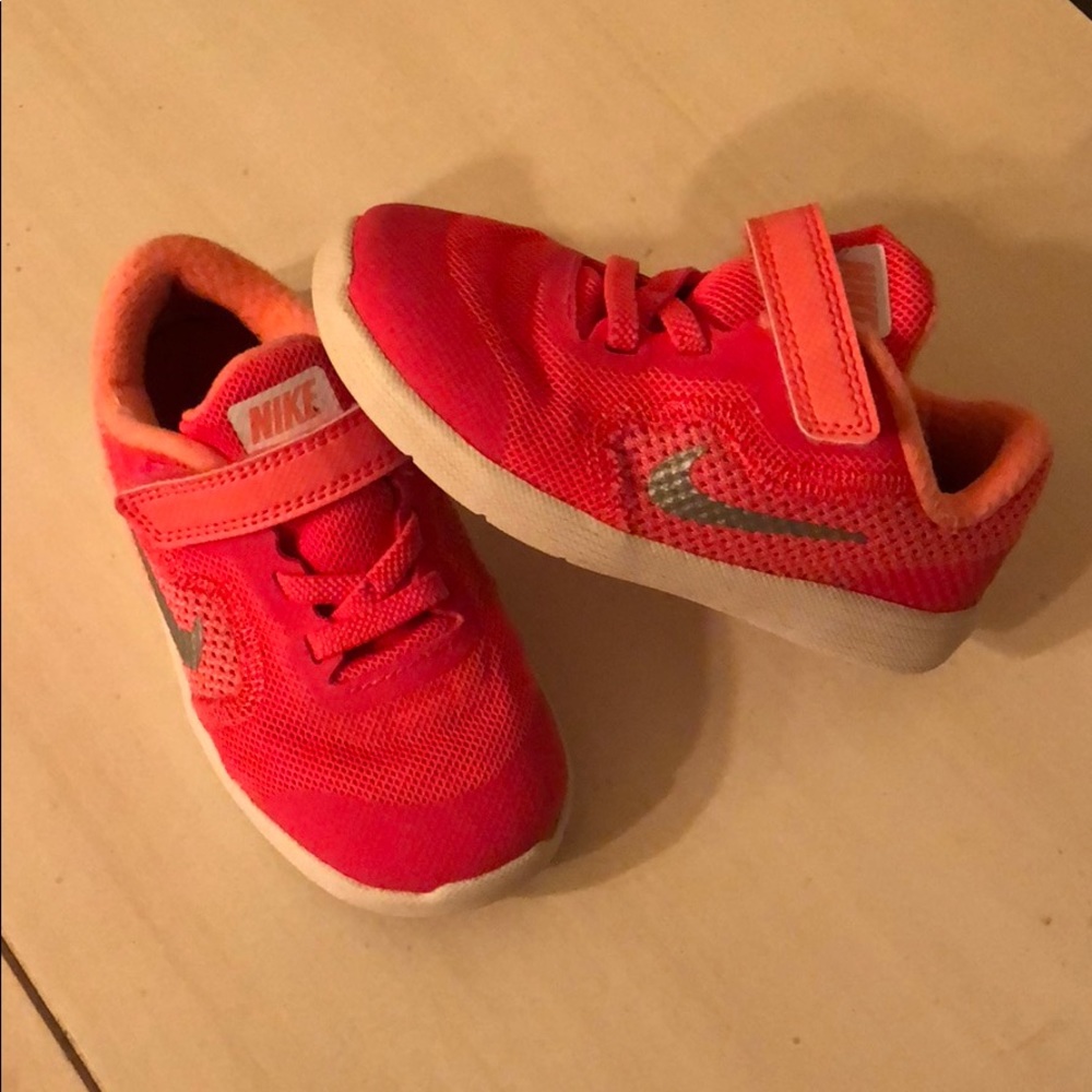 Toddler girls Nike’s size 8